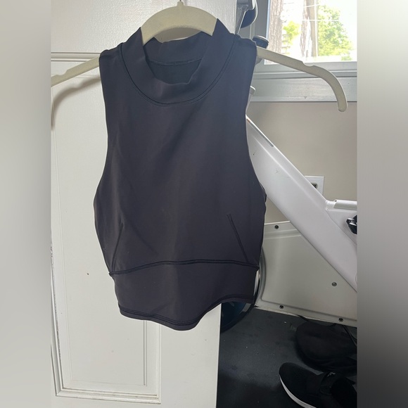 Lululemon EVERLUX™ AND MESH CROPPED TANK TOP size 4 (lululemon sizing) - Picture 3 of 3